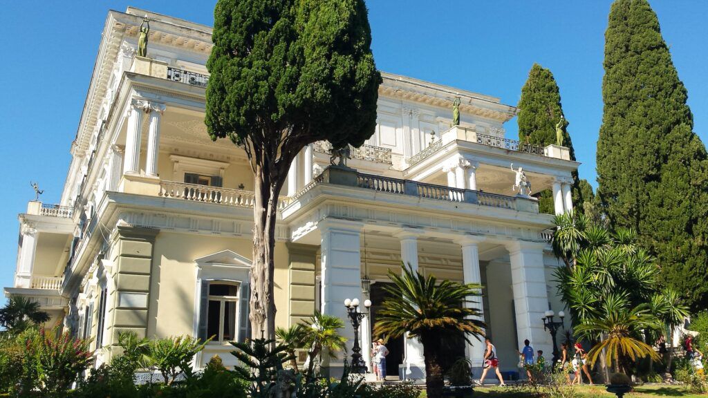 Albero verde davanti all'Achilleion Palace di Corfù durante il giorno