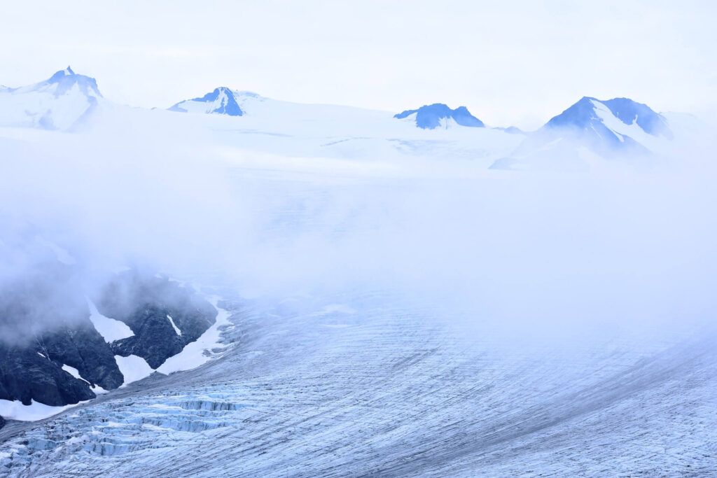  L'exit glacier immerso nella neve e nella nebbia
