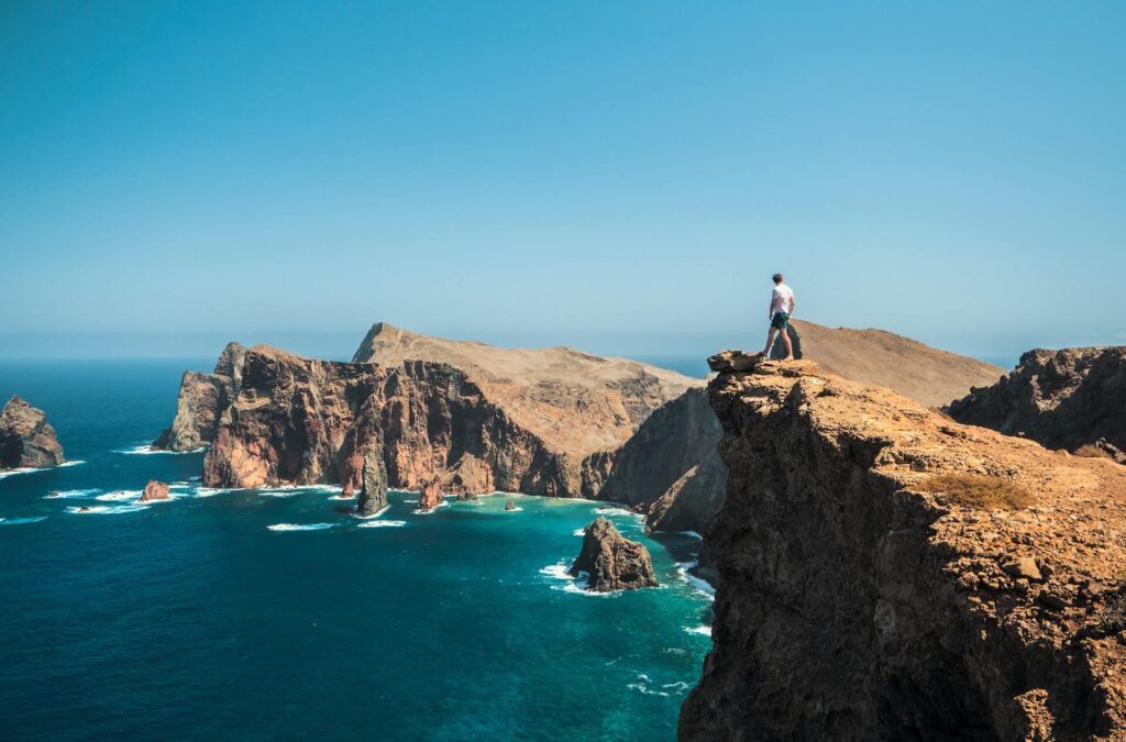 Un uomo su una scogliera a picco sul mare a Madeira