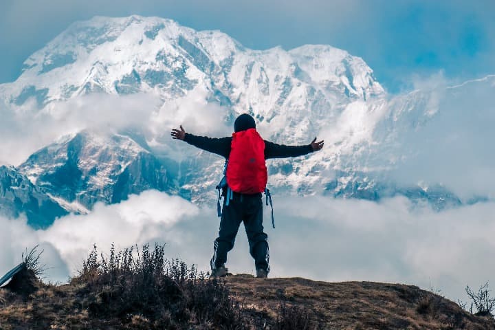 Un uomo di spalle durante un trekking dell'Annapurna