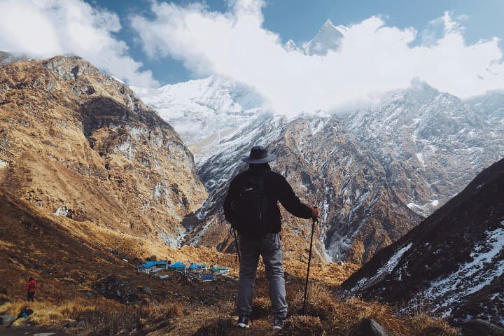 Un uomo guarda le montagne a Ghandruk