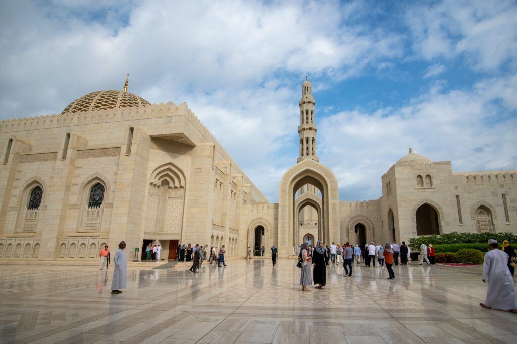 Persone camminano davanti alla moschea del sultano Qaabos

