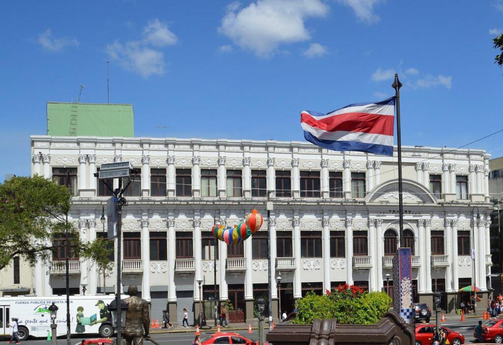 Foto della bandiera della Costa Rica che sventola davanti al teatro melico salazar di giorno