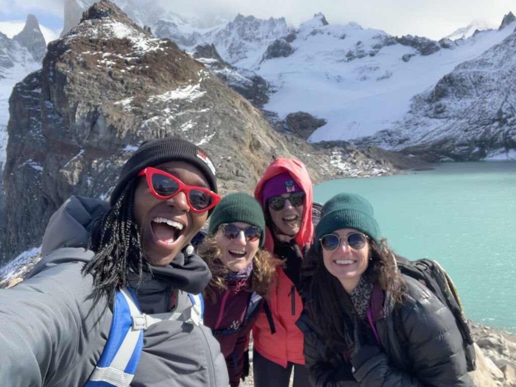 un gruppo di ragazze sorride davanti ai ghiacciai della Patagonia