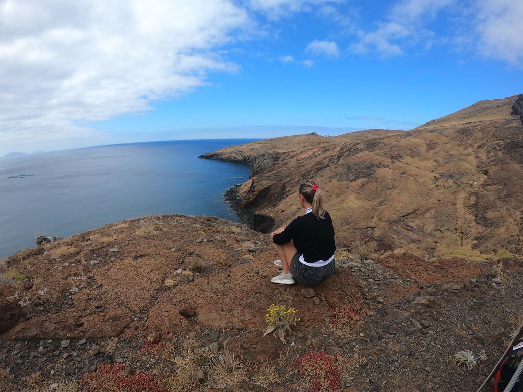 Foto di una ragazza che ammira l'oceano dalla costa di Madeira