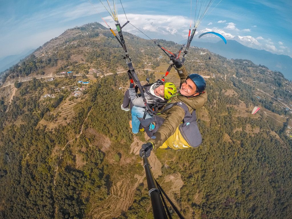 Selfie di un weroader in deltaplano a Pokhara