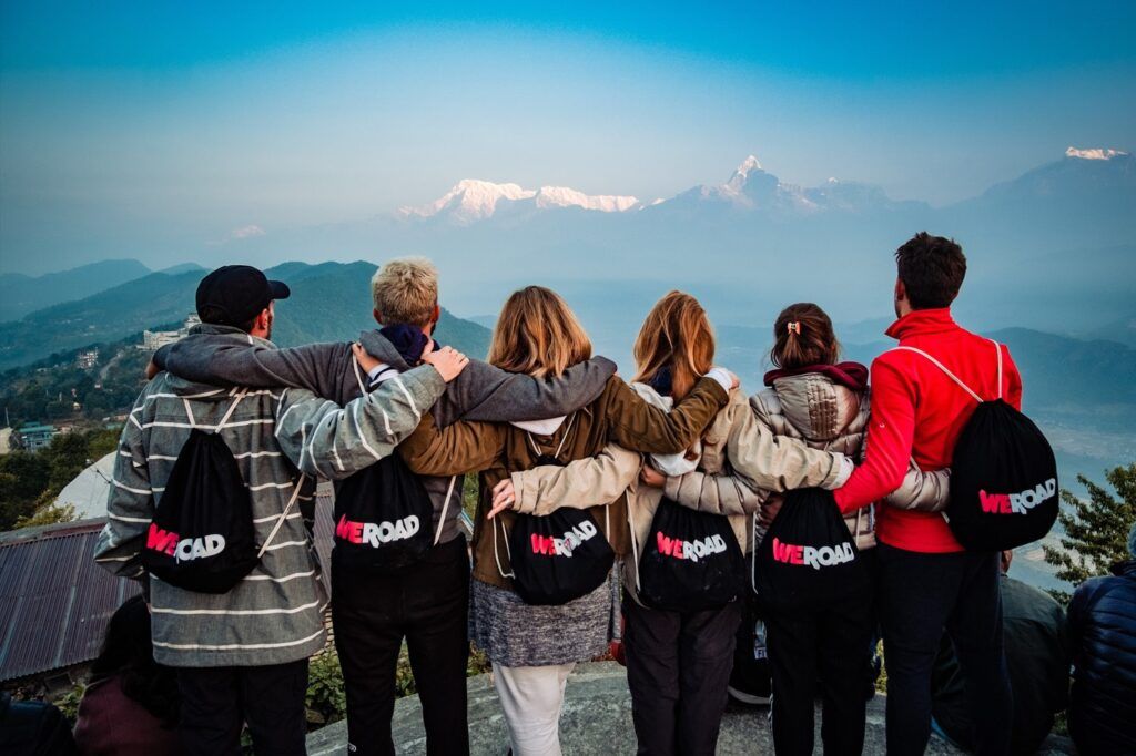 Viaggiatori WeRoad che ammirano le montagne del Nepal
