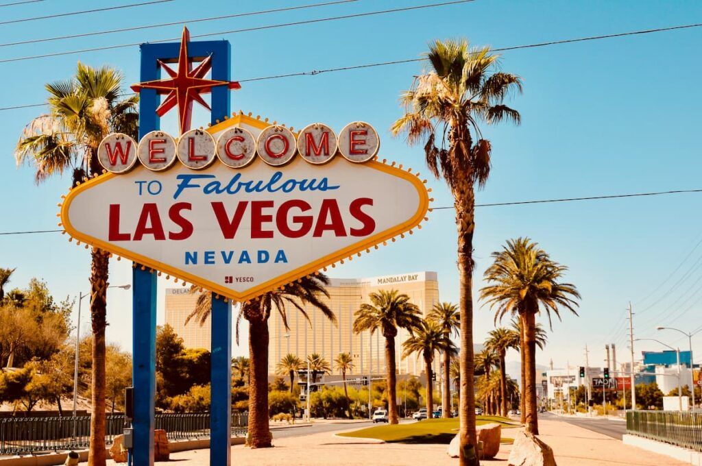 Las Vegas Sign davanti alle palme della città di giorno