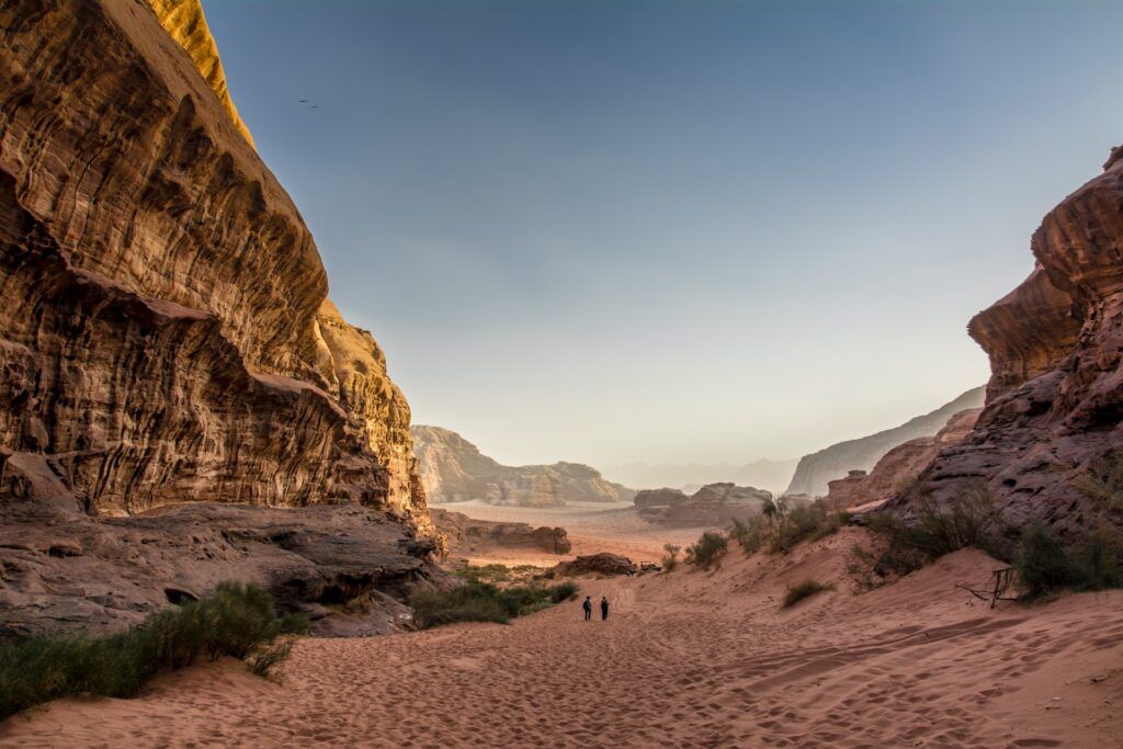 Dune e rocce nel deserto del Wadi Rum alla luce del mattino.