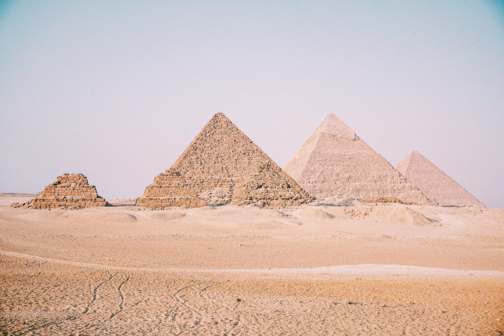 Il complesso delle quattro piramidi di Giza di giorno