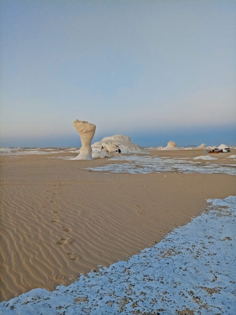 Rocce bianche dalle forme curiose nel mezzo del deserto bianco in Egitto
