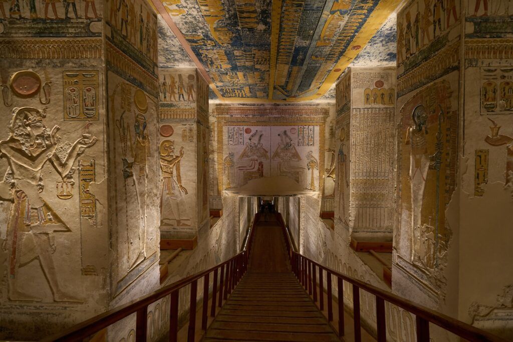 una passerella conduce all'interno di antichi resti a Luxor