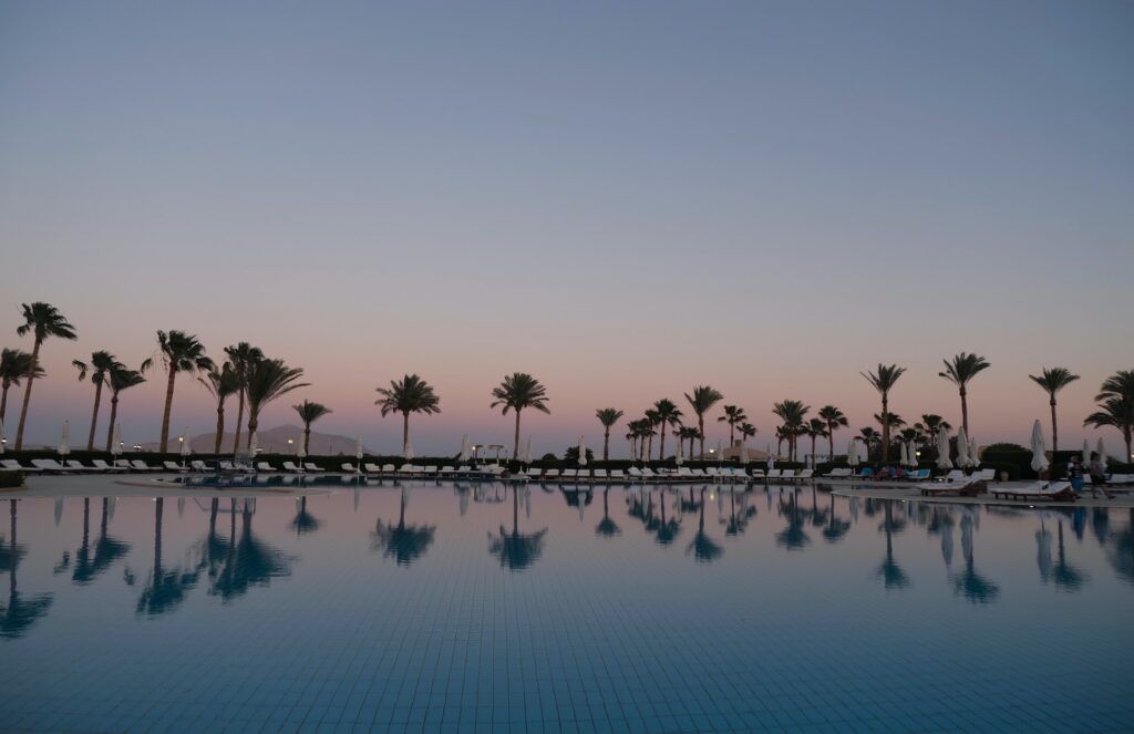 la piscina di un resort a sharm el sheikh al tramonto