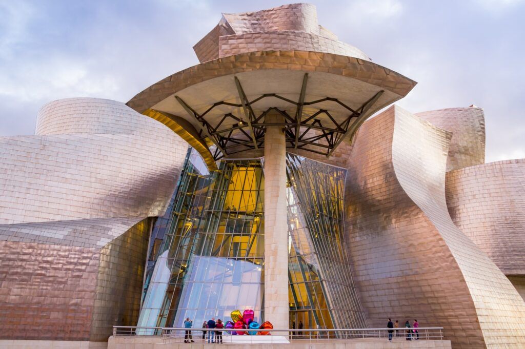Il Museo Guggenheim a Bilbao di giorno