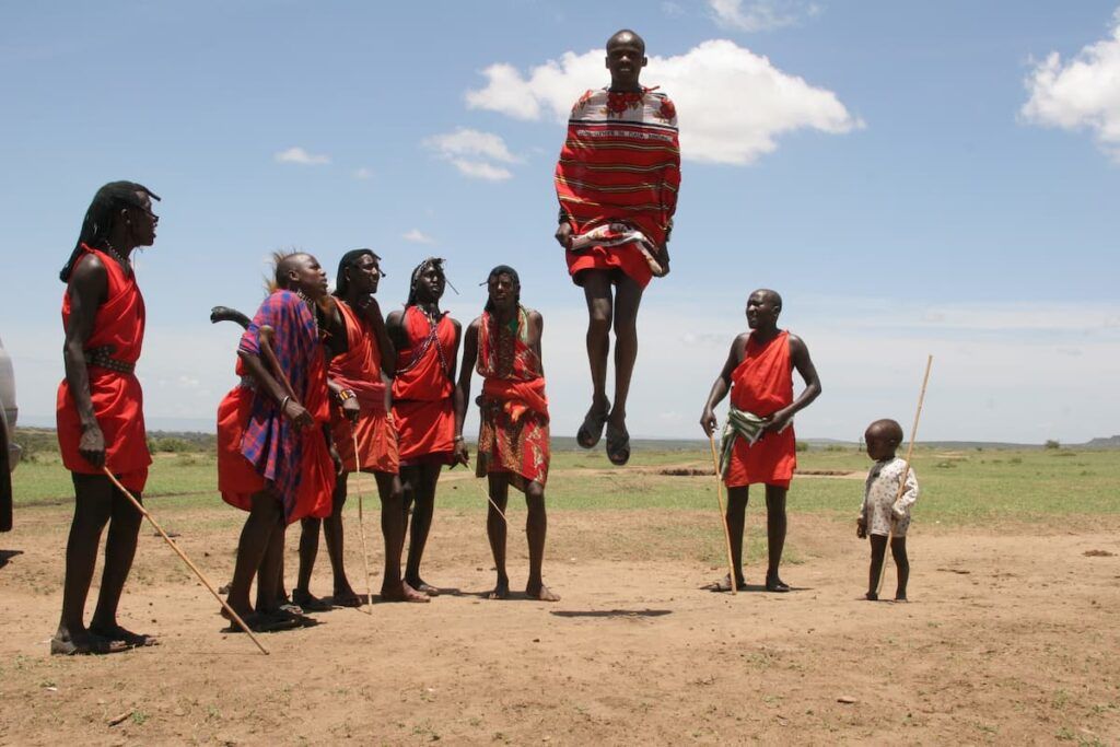 Degli uomini eseguono una danza tipica Masai