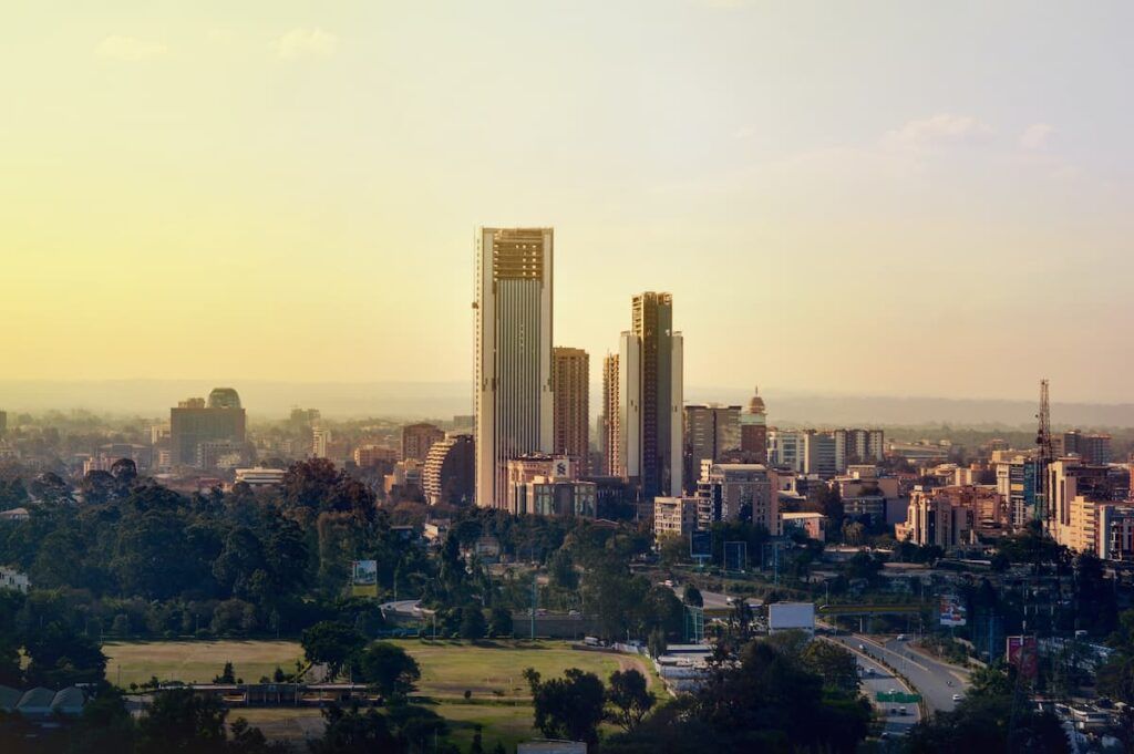 Kenya, cosa vedere: Nairobi e i suoi alti edifici visti al tramonto