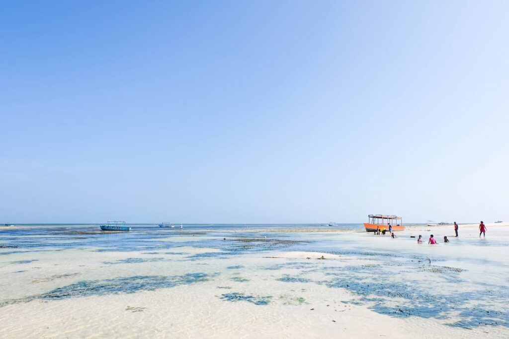 Spiaggia a Malindi con una barca in secondo piano