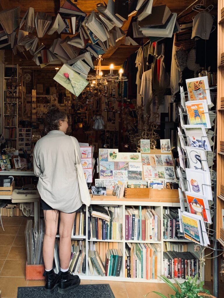 Una ragazza guarda dei libri in un negozio di Uzupis