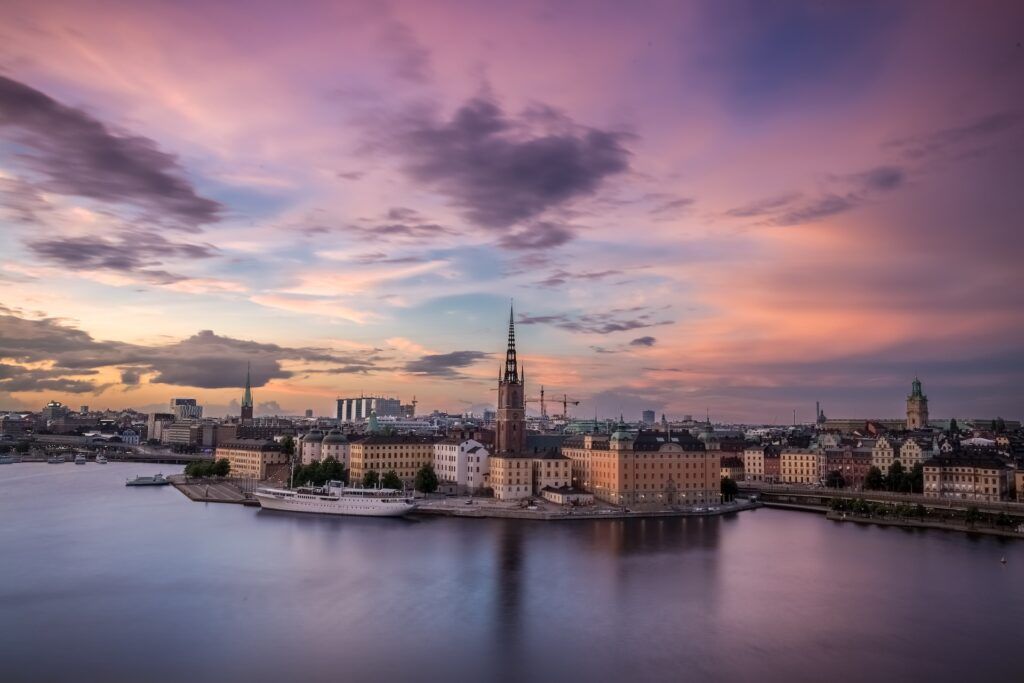 Gli edifici di Stoccolma si affacciano sul mare al crepuscolo