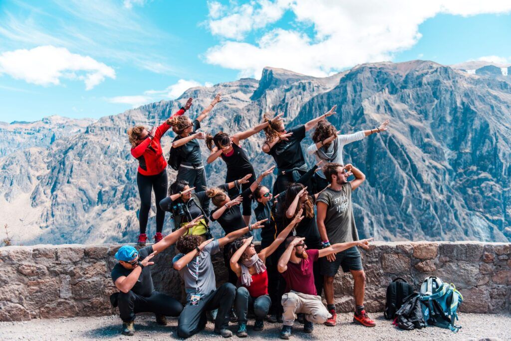 Un gruppo di persone davanti alle montagne del Perù