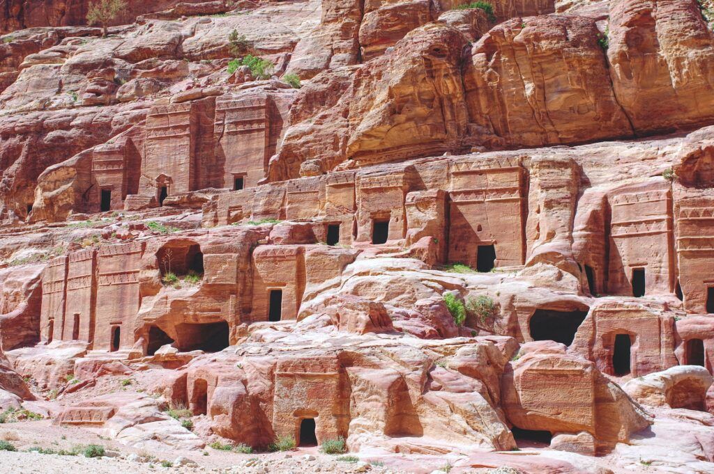 Antiche tombe sul fianco della rupe a Petra. Un'atmosfera avventurosa.