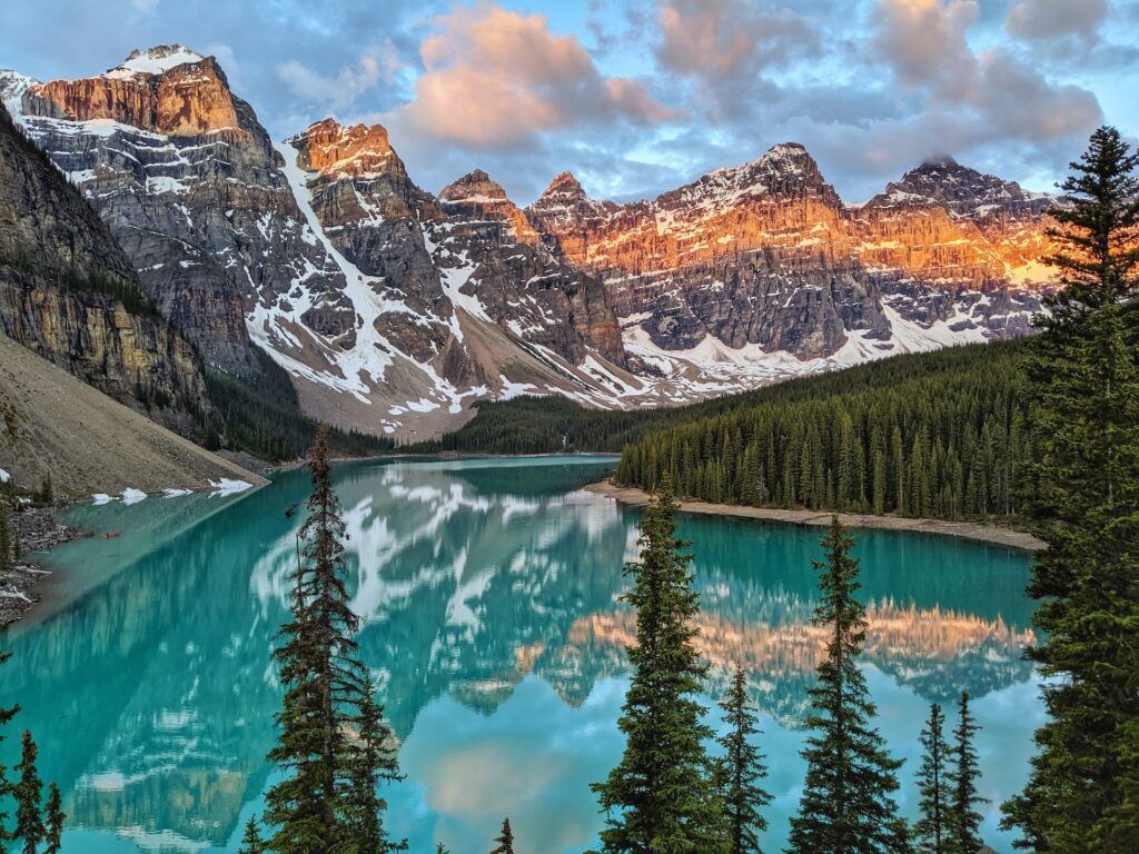 Panorama del Moraine Lake in Canada. Un trekking avventuroso e molto scenico.