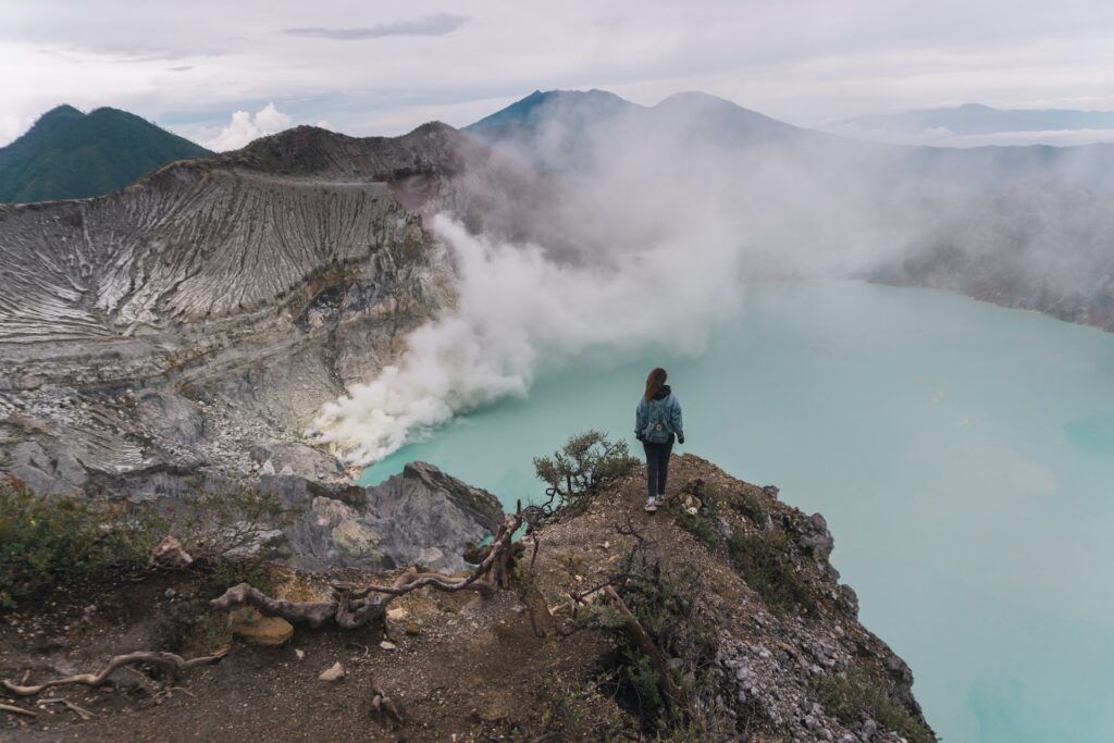 Scorcio del cratere del vulcano Ijen in Indonesia. Un viaggio avventura nel mondo impareggiabile.