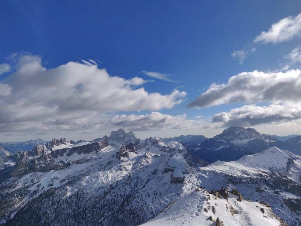Le montagne innevate di Cortina D'Ampezzo
