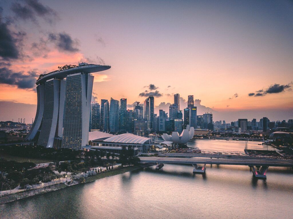 Grattacieli di Singapore visti dall'alto al crepuscolo
