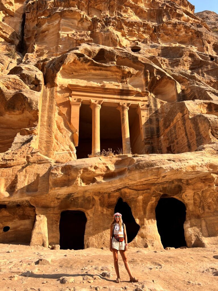 Una ragazza davanti alle rovine di Petra in Giordania