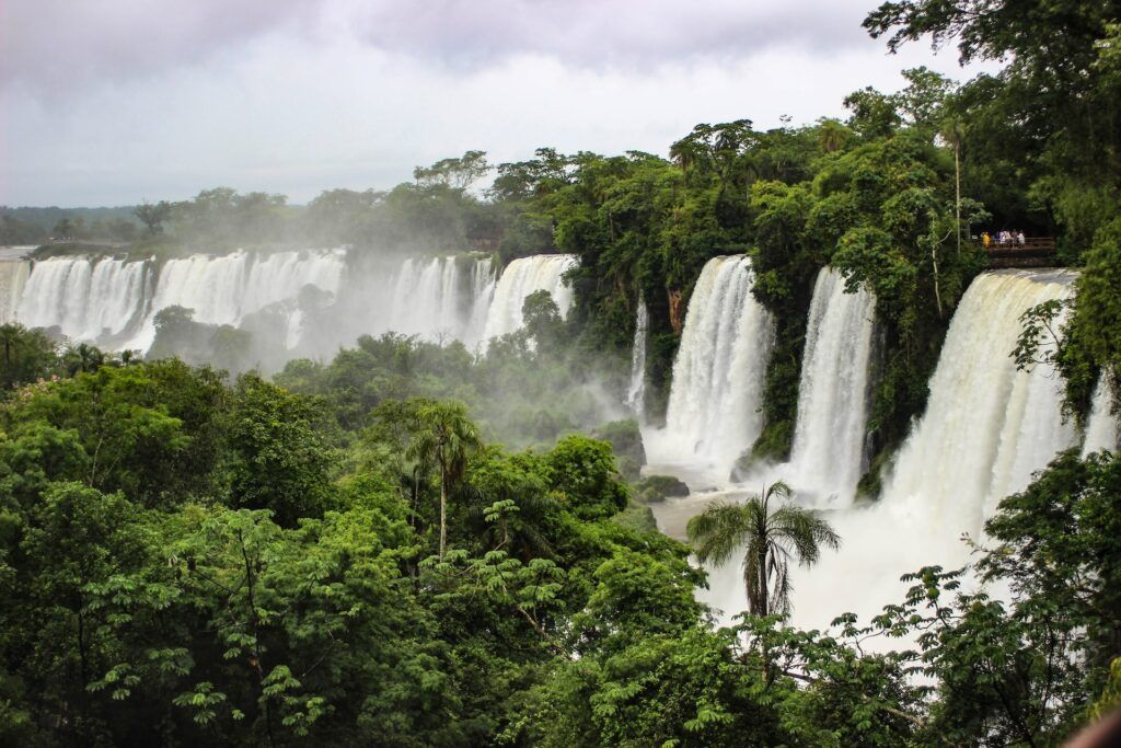 Le cascate Iguazù al confine tra Brasile e Argentina. La nostra proposta per un viaggio avventura.