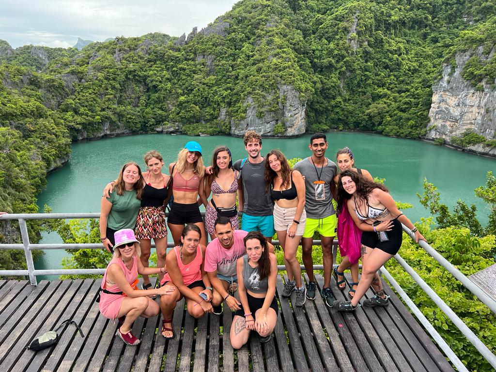 Un gruppo di persone posa per una foto in Thailandia