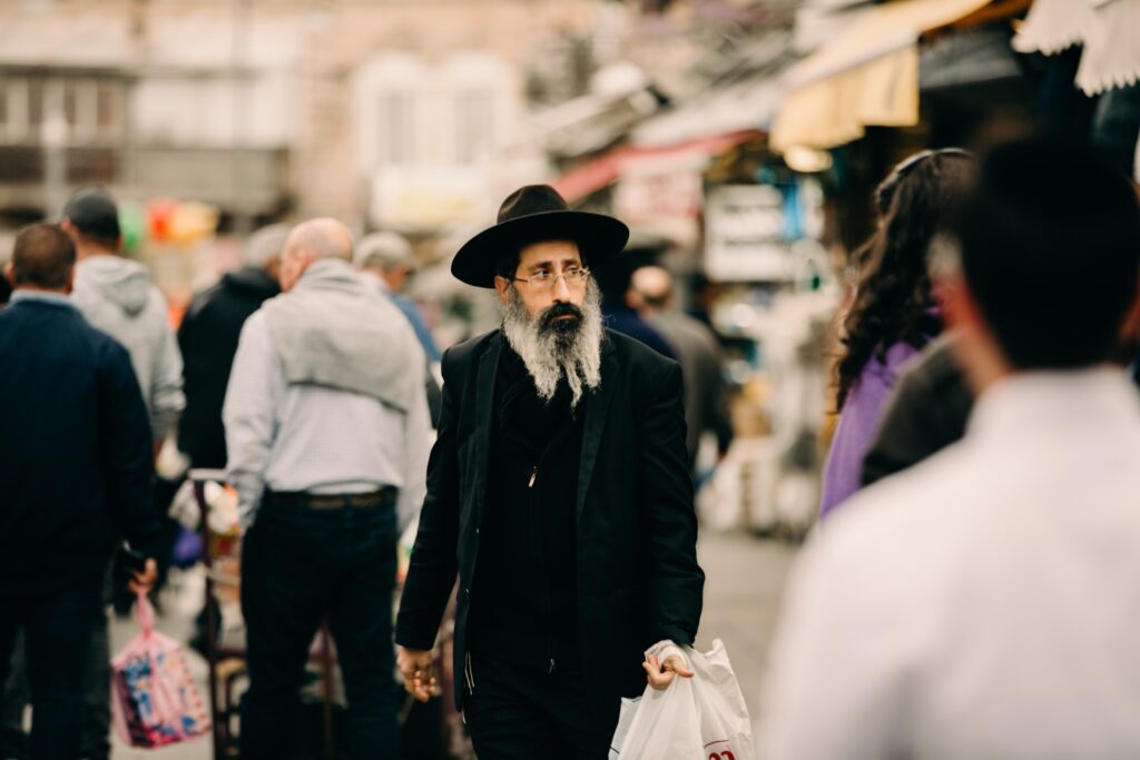 Un uomo passeggia per le strade di Gerusalemme