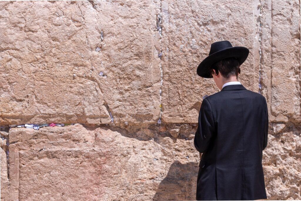 Un fedele prega davanti al muro del pianto a Gerusalemme