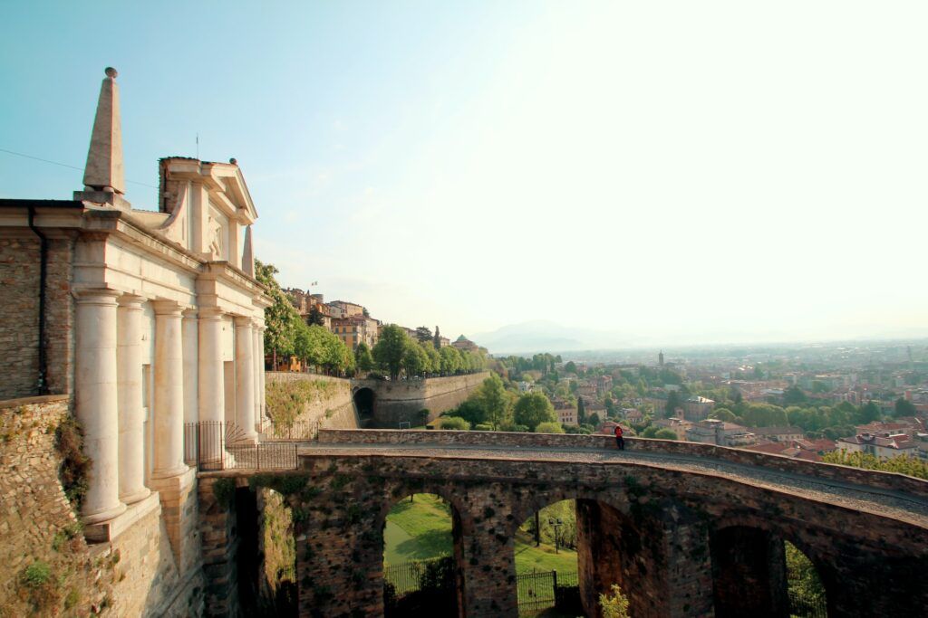 la facciata di un edificio e le mura venete a Bergamo