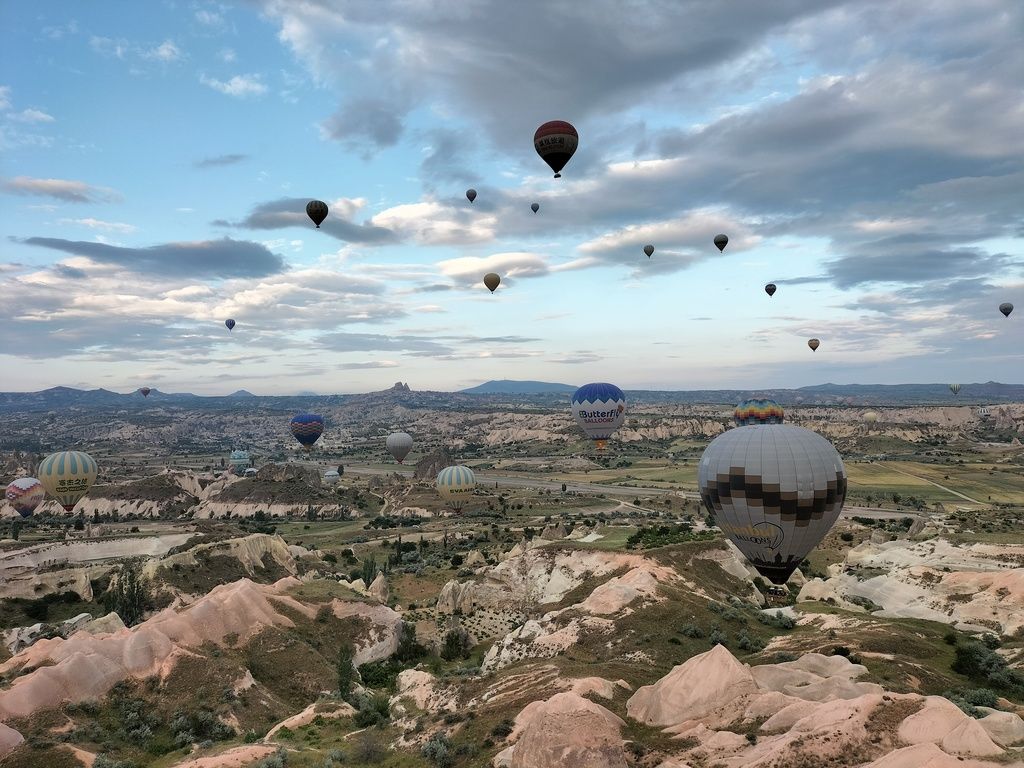 Foto di un bellissimo panorama con mongolfiere in Cappadocia