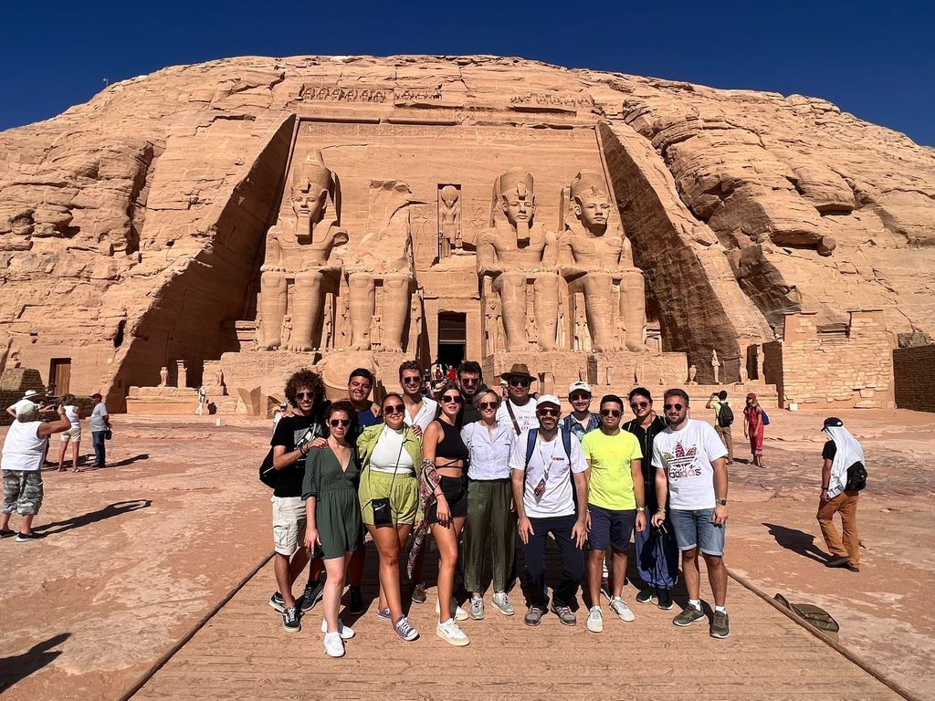 Foto di un gruppo di WeRoader di fronte al tempio di Abu Simbel di giorno