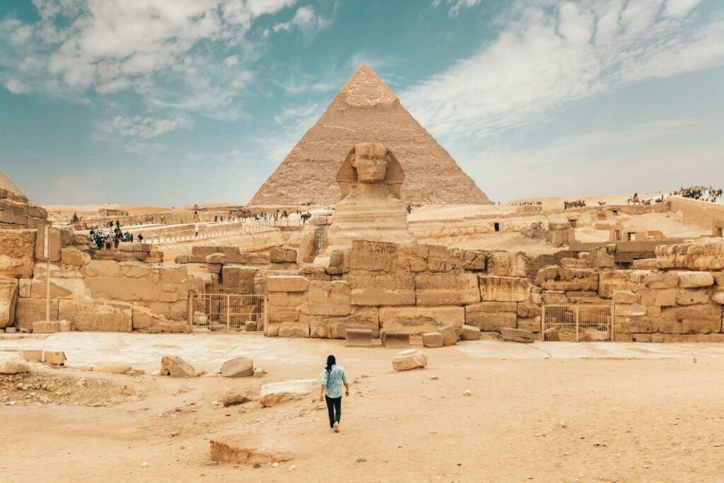 Un uomo cammina verso la Sfinge