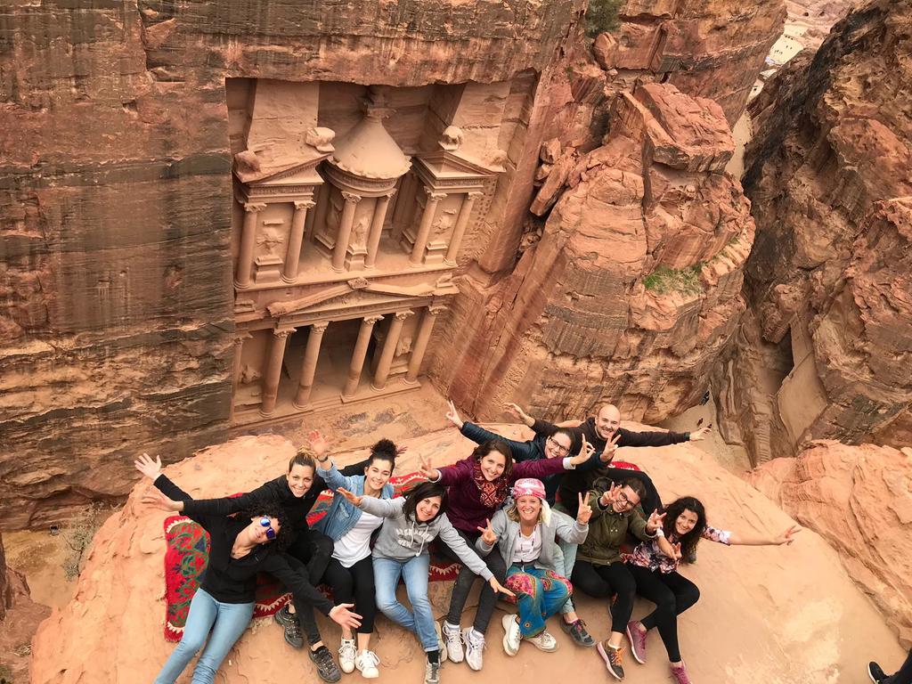 foto di un gruppo di ragazzi con sullo sfondo il famosissimo ingresso di Petra di giorno