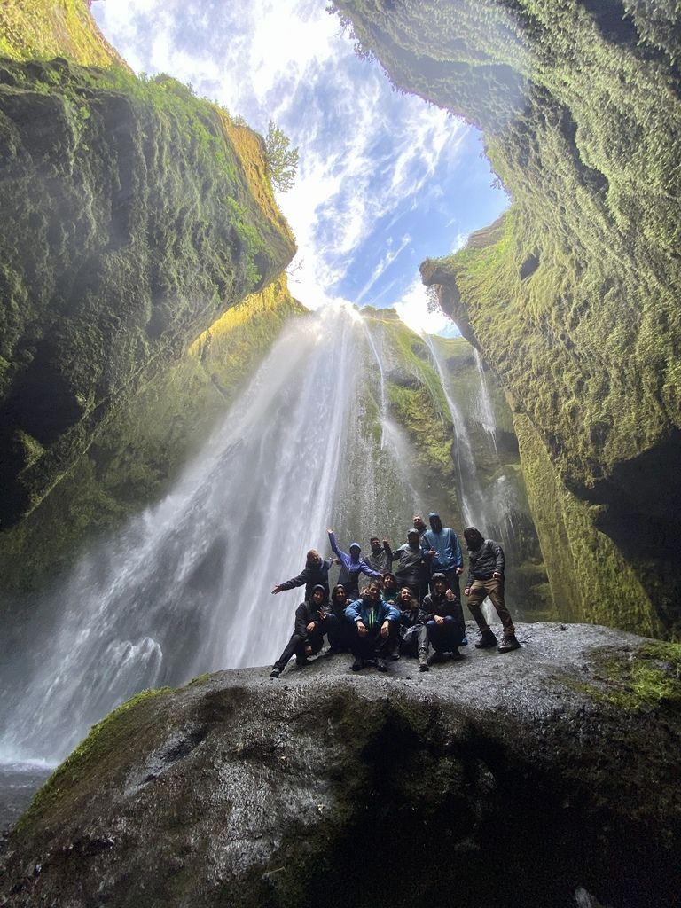 foto di un gruppo di weroader tra le cascate in islanda