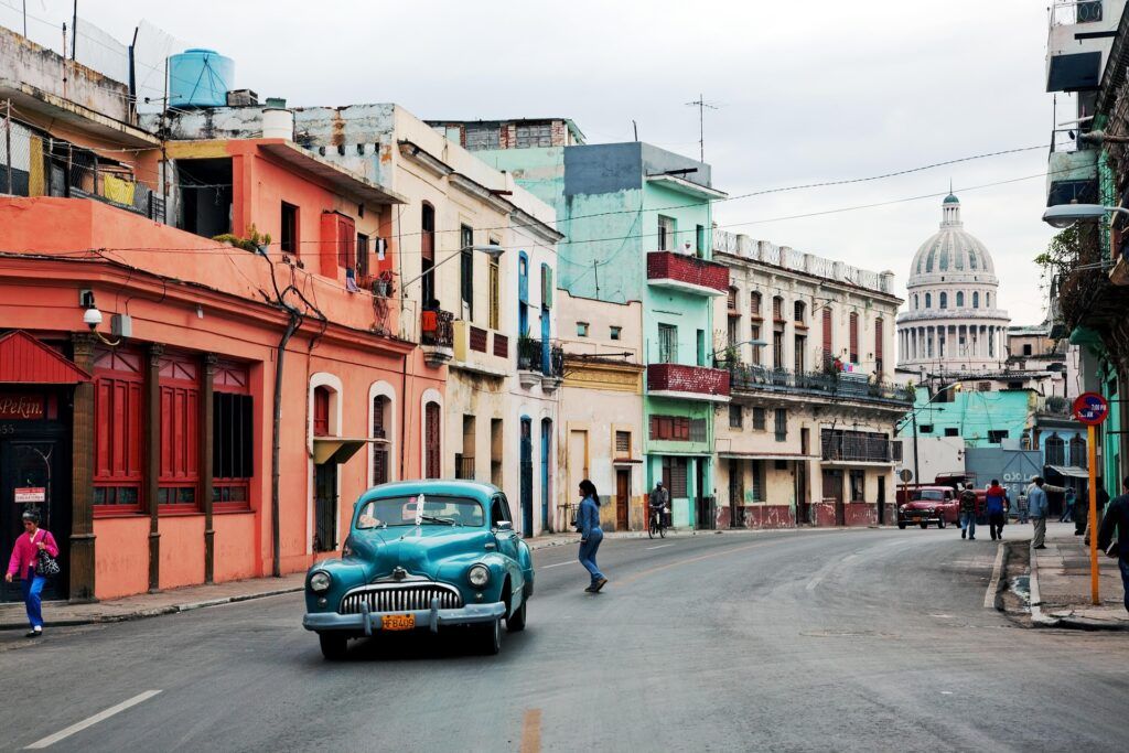 Le strade di Cuba attraversate da una tipica auto azzurra
