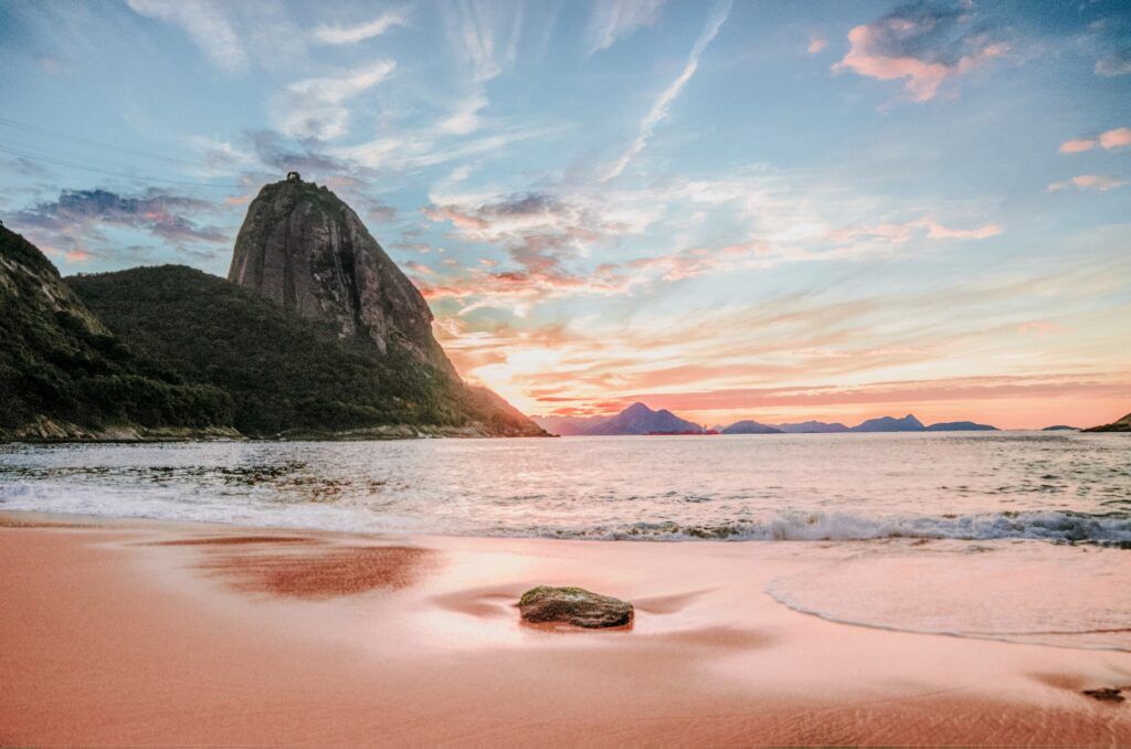 Una spiaggia al tramonto a Rio de Janeiro