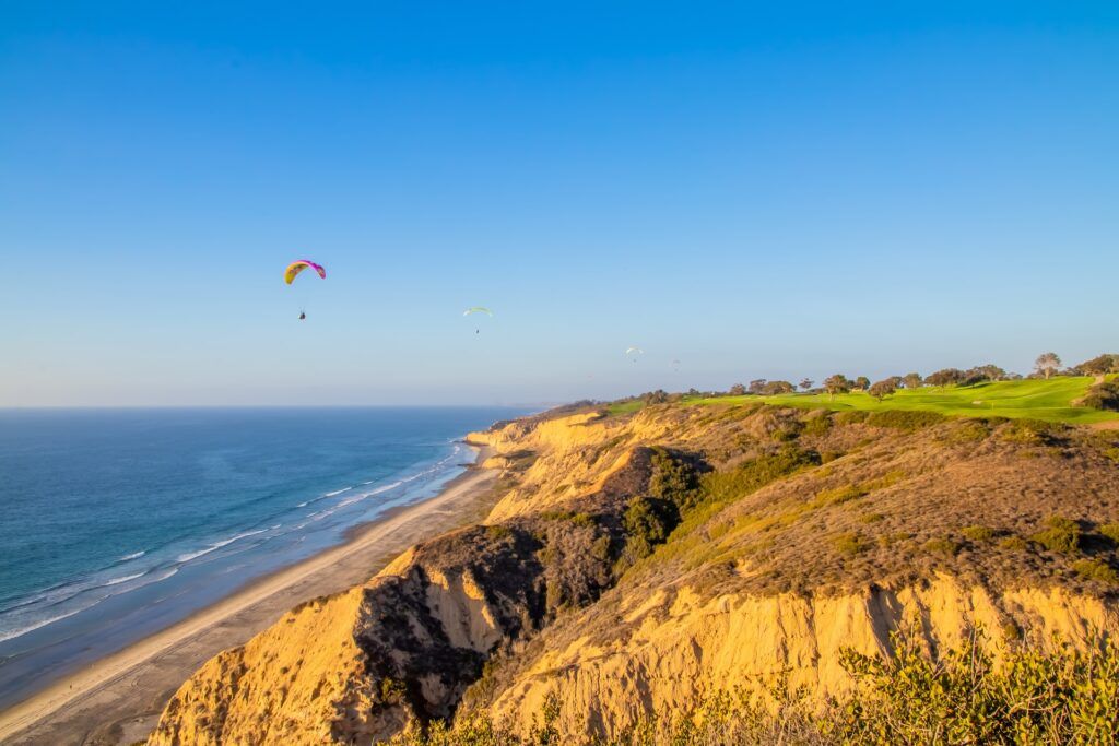 Una persona fa parapendio davanti alla costa di San Diego