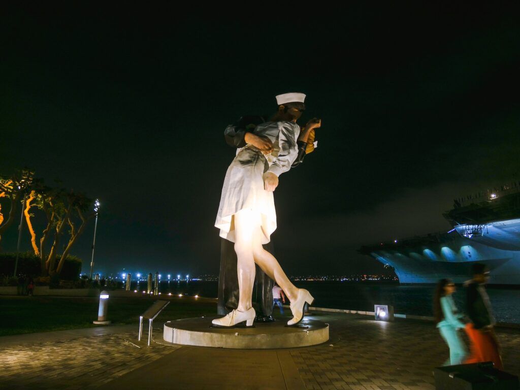 Unconditional Surrender, la famosa installazione che riproduce il bacio tra un marinaio e un’infermiera originariamente immortalato a Times Square
