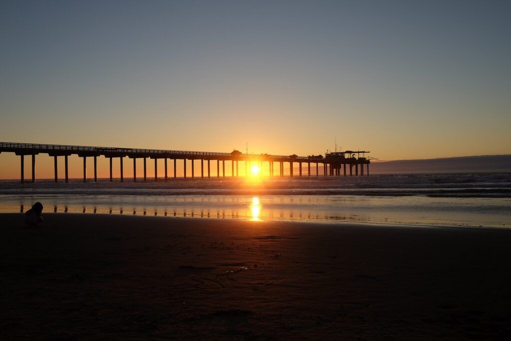 Una spiaggia a San Diego al tramonto
