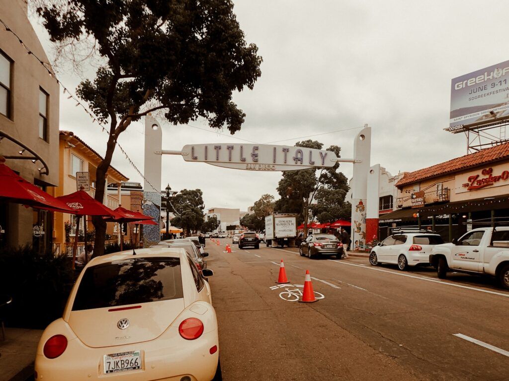 La scritta Little Italy segna l'ingresso nella strada dell'omonimo quartiere