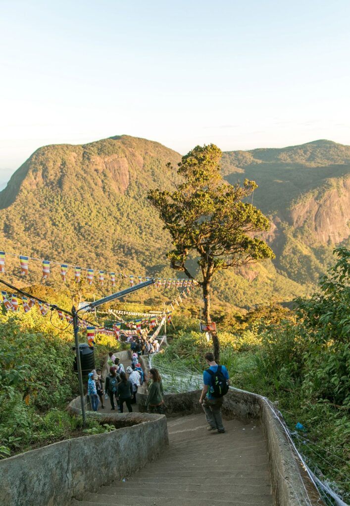 Delle persone scendono un percorso con una lunga scalinata ad Adam's peak