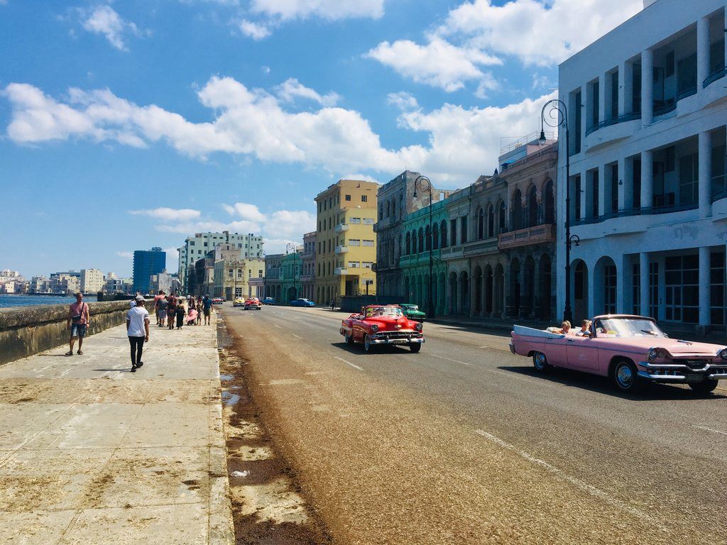 Foto di due macchine tipiche di Cuba di passaggio ad Havana 