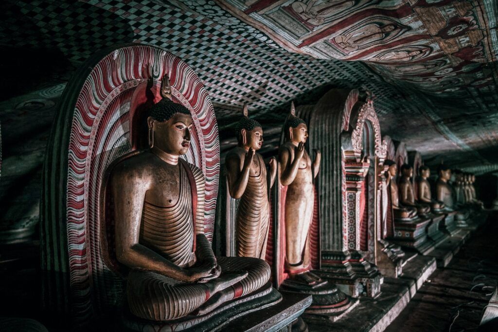 Le statue all'interno dei templi nella roccia di Dambulla