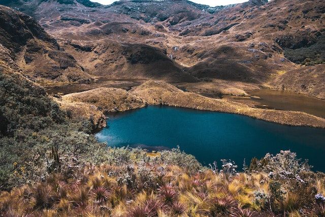 Un lago circondato da montagne aride in Ecuador